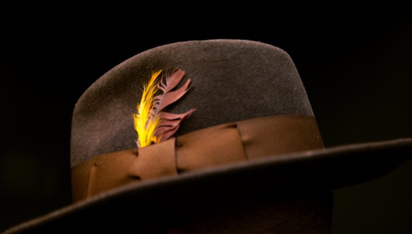 Revival Années 80 : Les 5 Chapeaux Iconiques qui Reviennent en Force en 2026